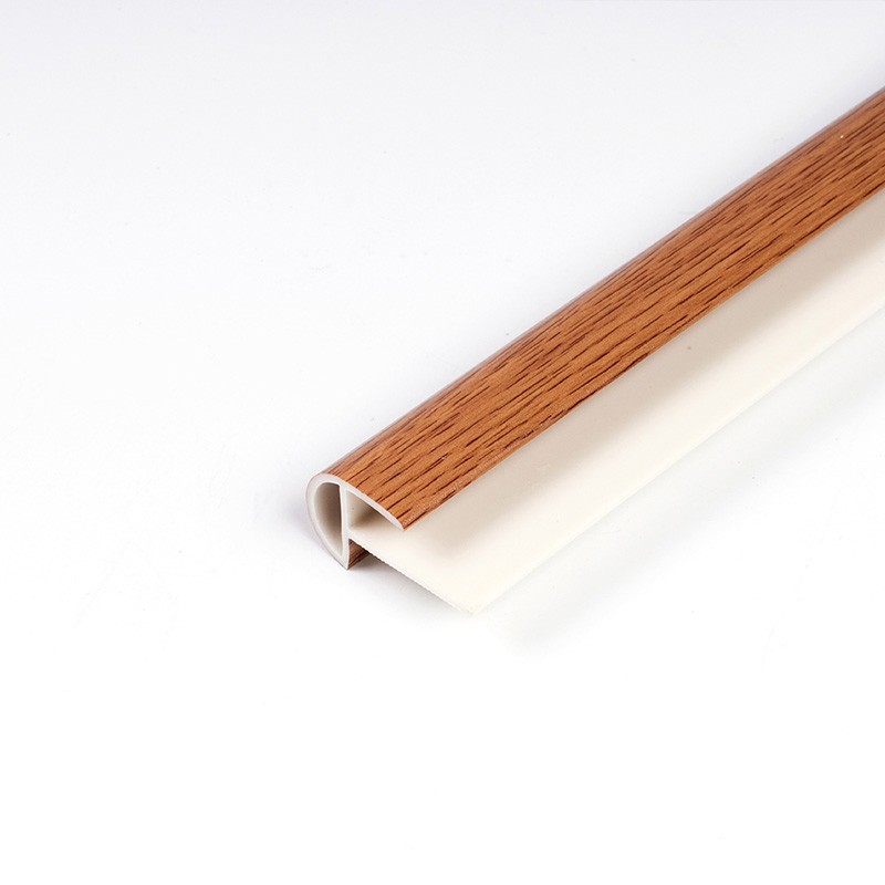 Bandes de bord d'escalier int&eacute;rieures en PVC