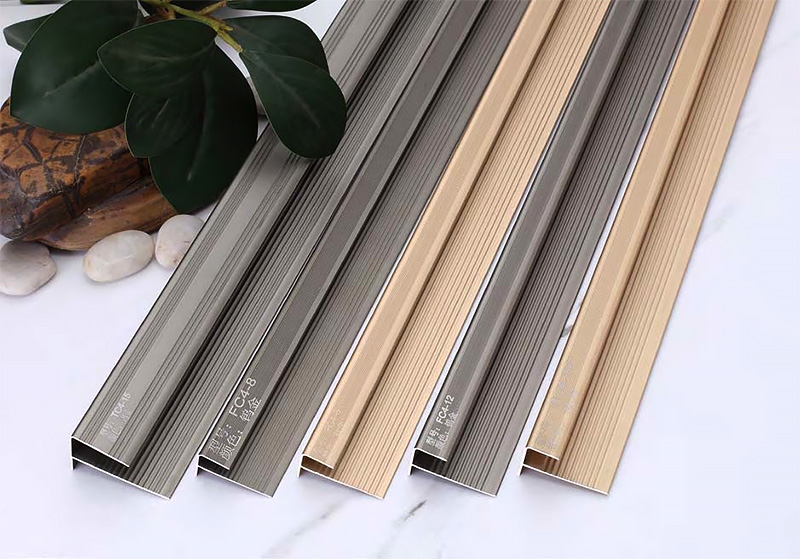 Garniture de bord d'escalier en forme de F de diff&eacute;rentes tailles