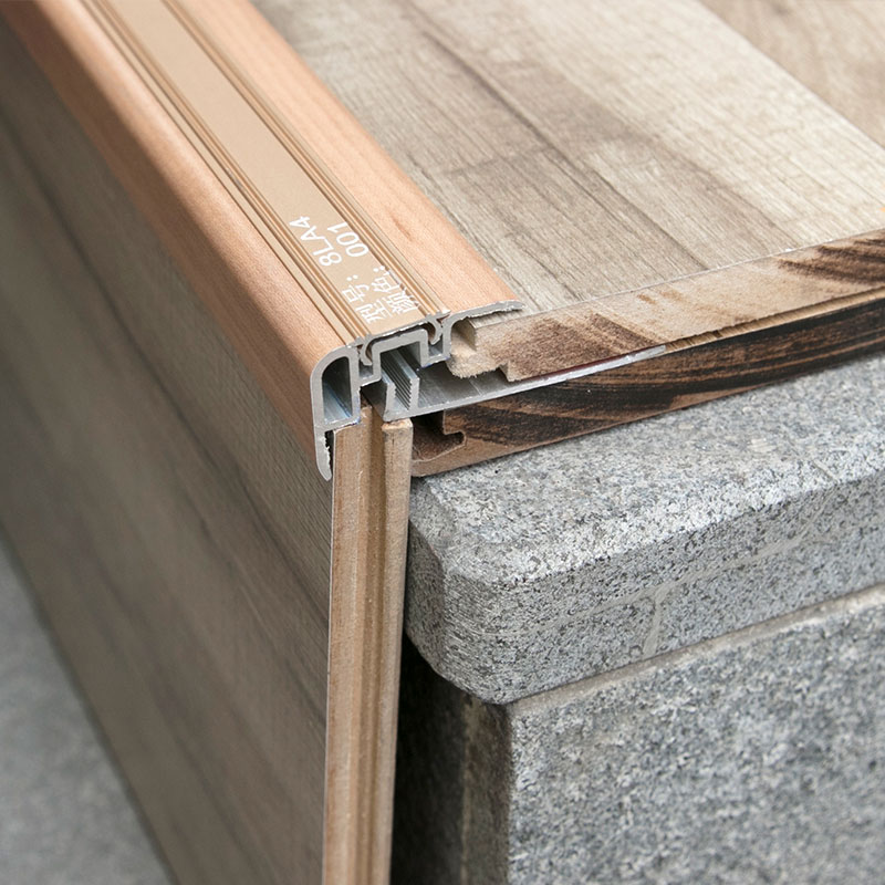 Garniture de bord d'escalier personnalis&eacute;e