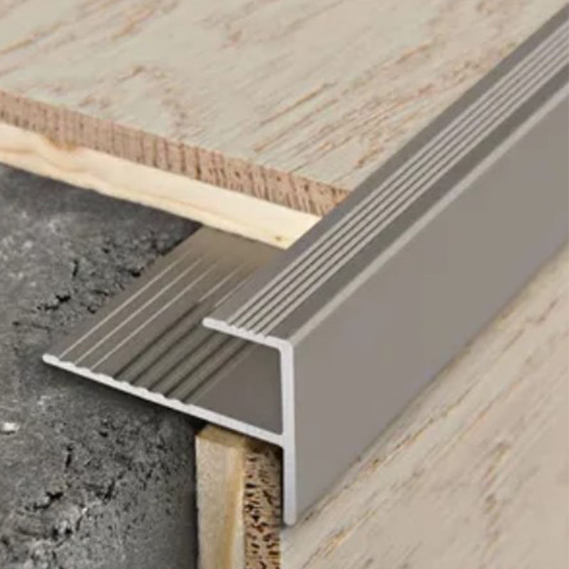 Garniture de bord d'escalier de luxe en forme de F