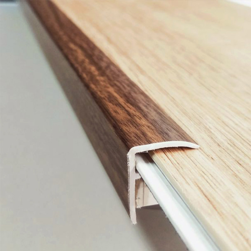 Bandes de bord d'escalier int&eacute;rieures en forme de F