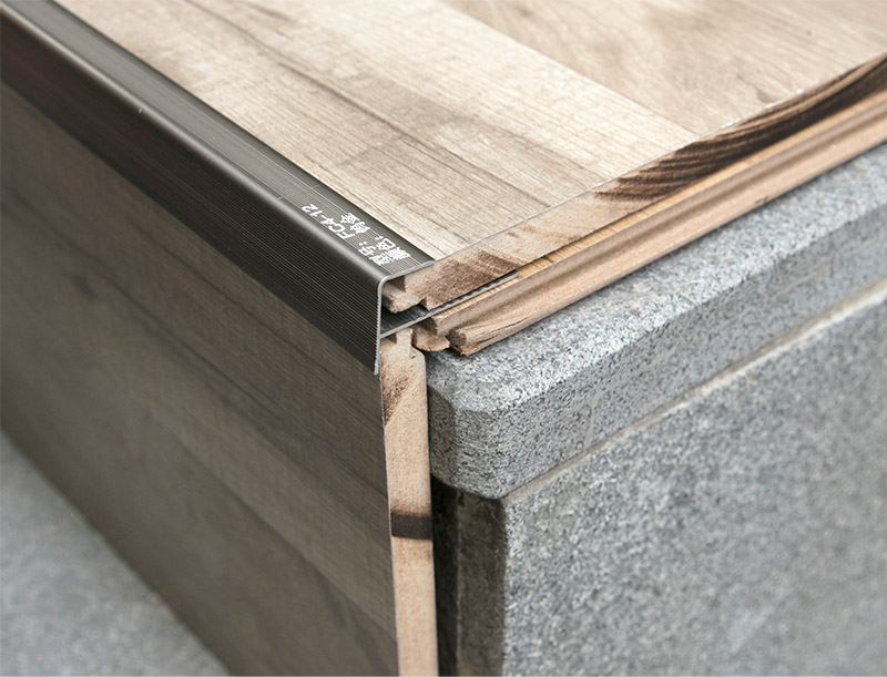 Garnitures de nez de marche de style moderne