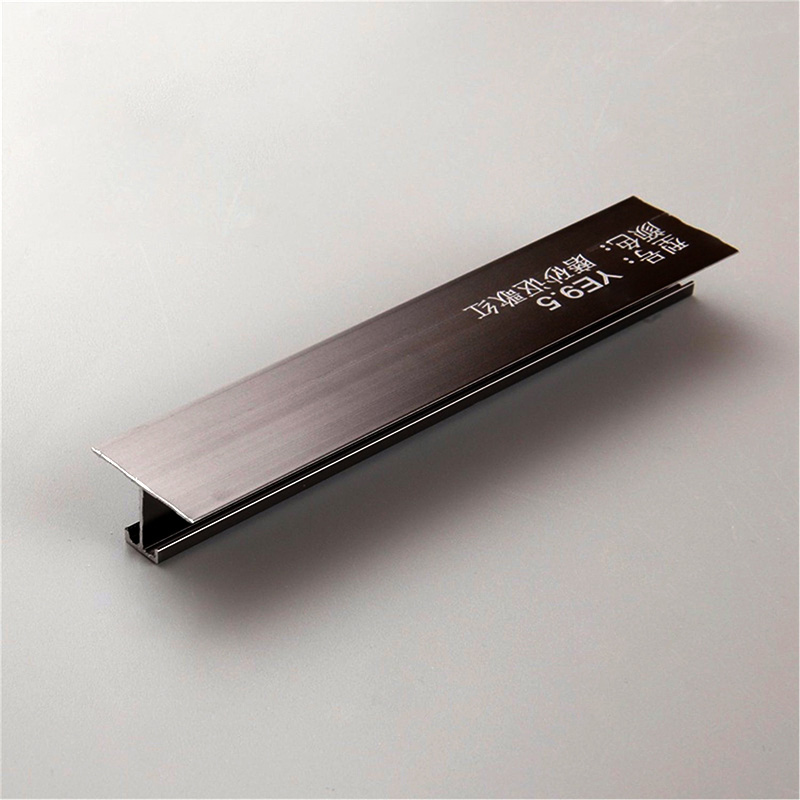 Bordure de carrelage noire en forme de T