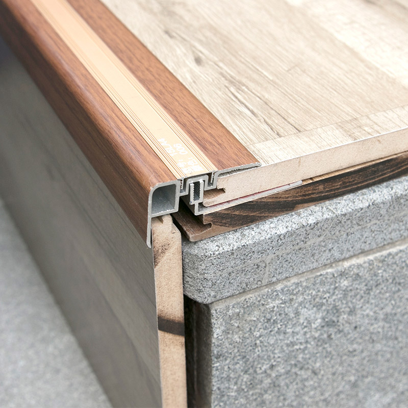 Garnitures de bord d'escalier en carrelage int&eacute;rieur