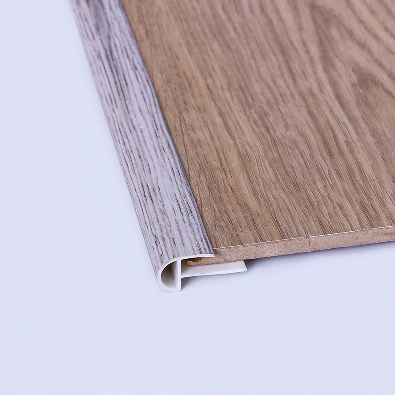 Bandes de bord d'escalier en PVC grain de bois