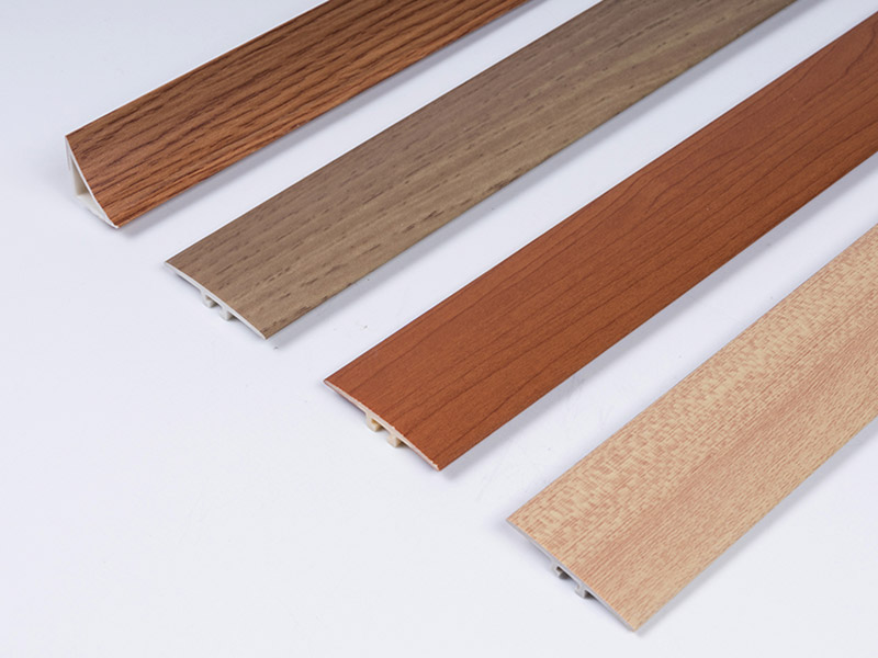 Bande de seuil de porte en PVC aspect bois 42 x 6,6 mm.