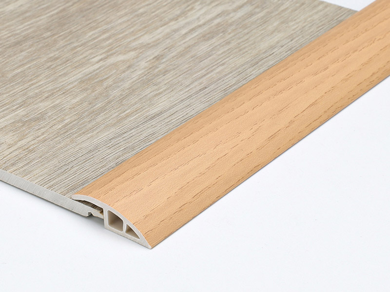 R&eacute;ducteur de rev&ecirc;tement de sol en PVC &agrave; grain de bois 28*5 mm