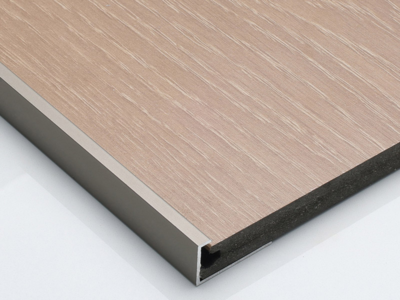 Garniture de plancher en aluminium en forme de C
