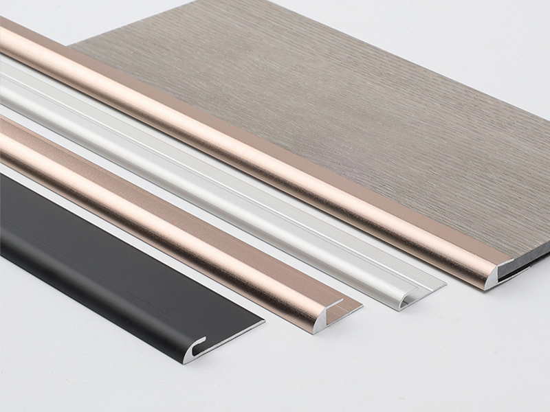 Garniture de bord de plancher en forme de C