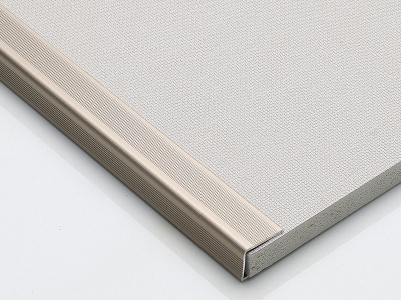 Garniture de bord carr&eacute; pour plancher stratifi&eacute;