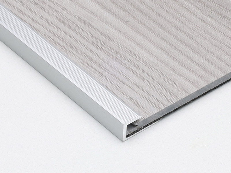 Garniture de bord de plancher carr&eacute;e en aluminium