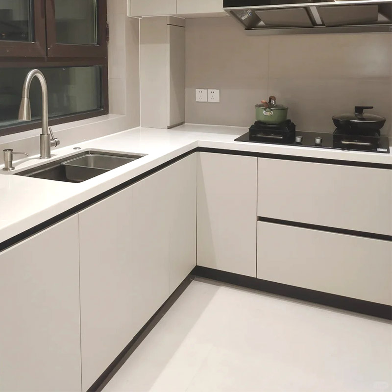 Hauteur des plinthes d'armoire et méthode d'installation