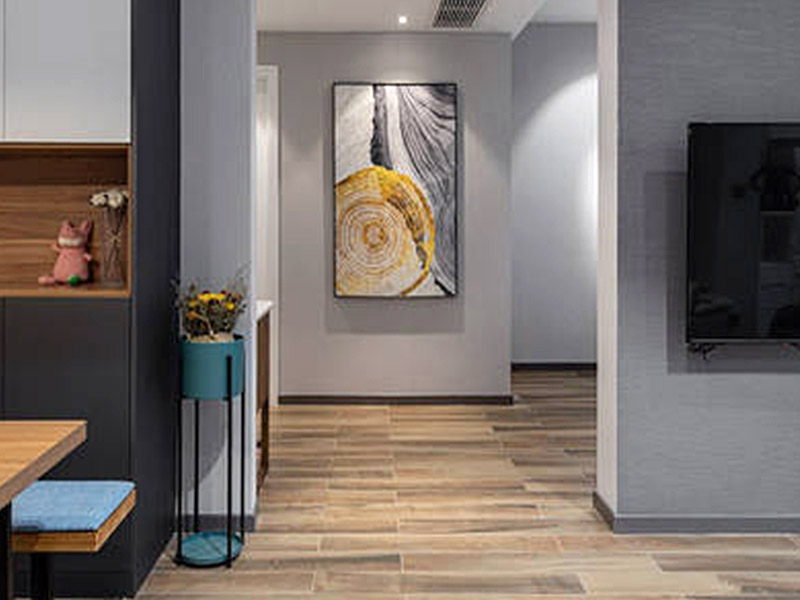 La plinthe doit-elle être de la même couleur que le sol ?