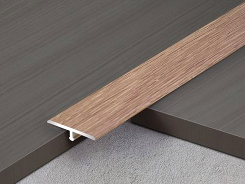 Comment installer une bande de transition en T-Molding?