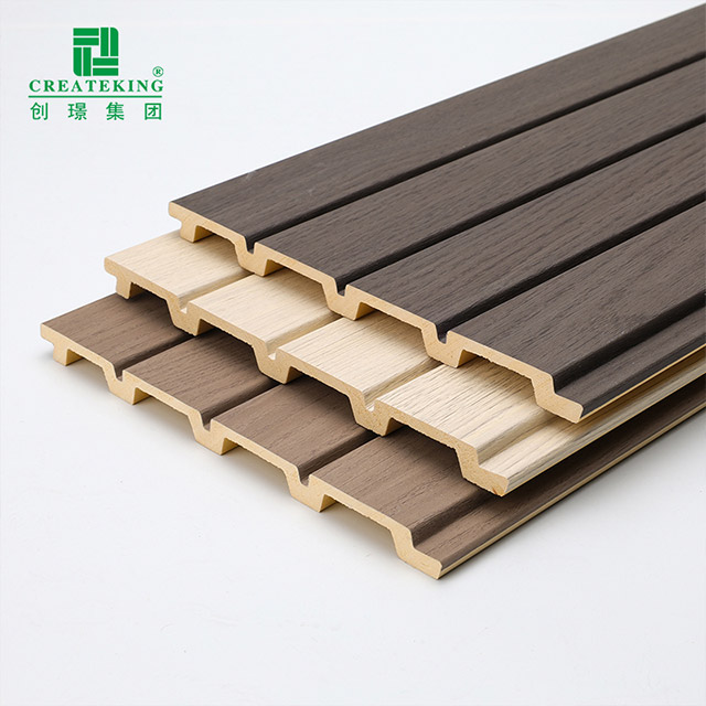 Panneaux muraux cannelés en PVC finition bois 170*11mm