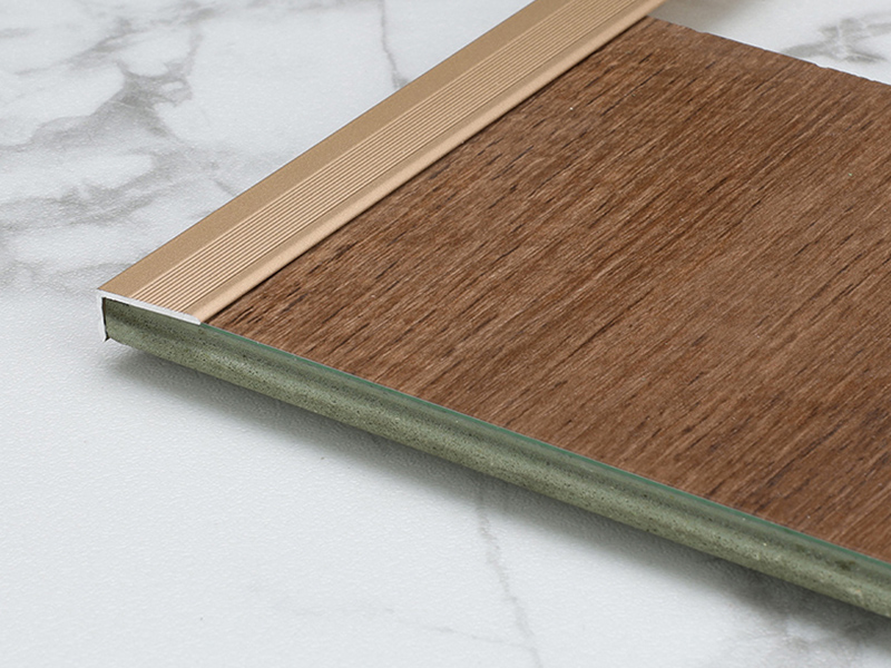 Garniture de bord de plancher en aluminium en forme de L