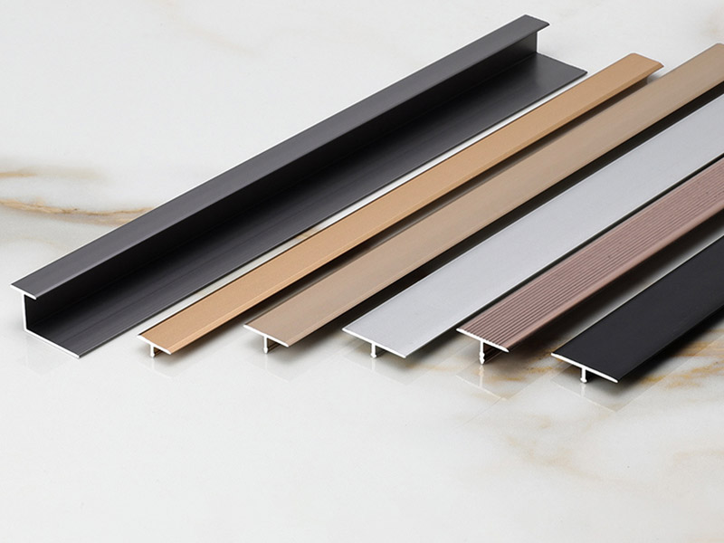 Garniture de bord en forme de T