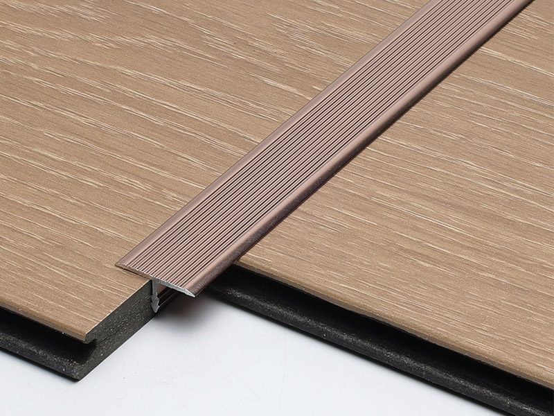 Garniture en aluminium en forme de T