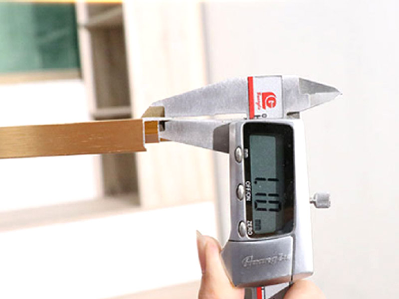 Épaisseur du matériau des plinthes : gamme, applications et son impact