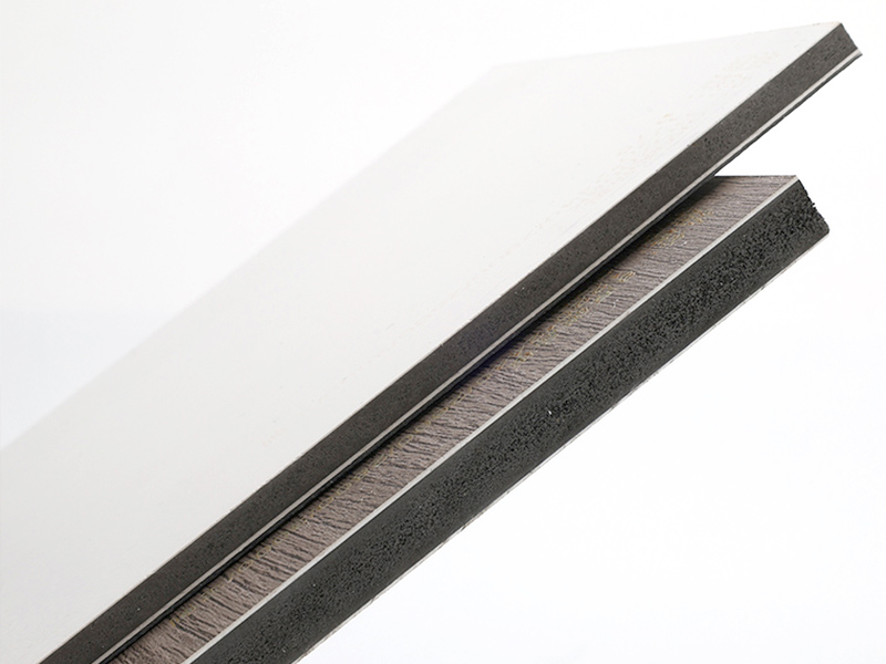 Quel est le matériau de la plaque de cristal de carbone ?