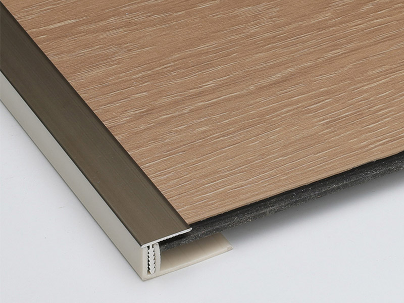 Bande de transition pour coutures de sol d&eacute;cal&eacute;es en T