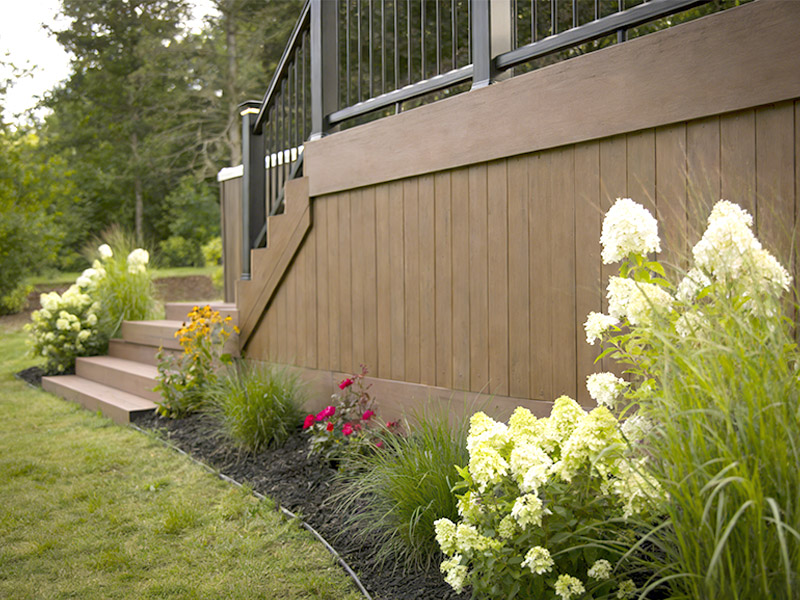 Idées de plinthes de terrasse qui améliorent l'attrait extérieur et masquent l'encombrement sous la terrasse