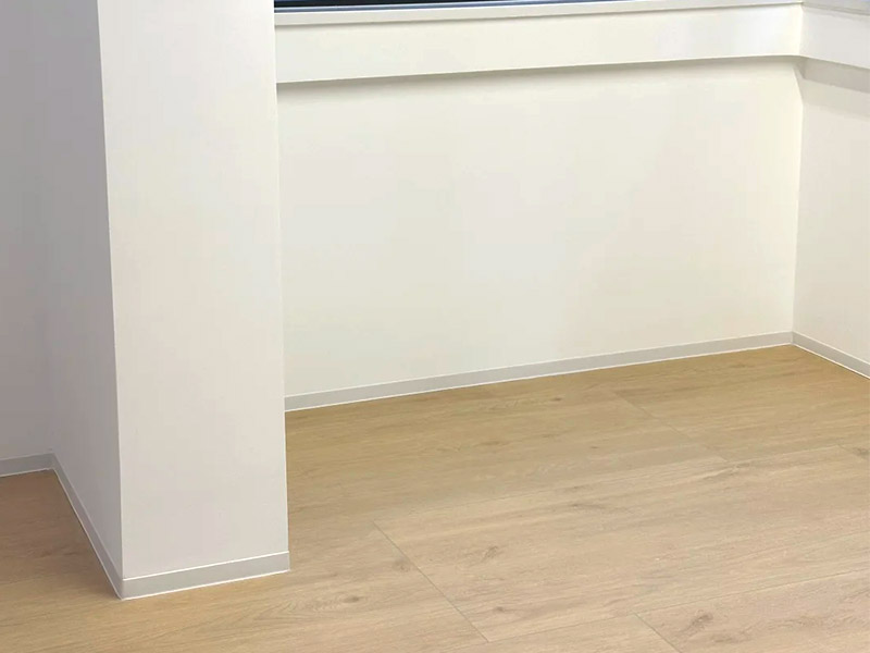 Plinthes autocollantes