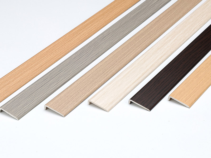 Bande de bord de sol SPC en forme de L de 24 x 4 mm.