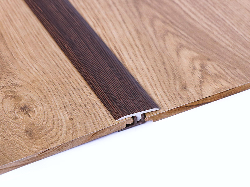 Comment installer la moulure en T au sol ?