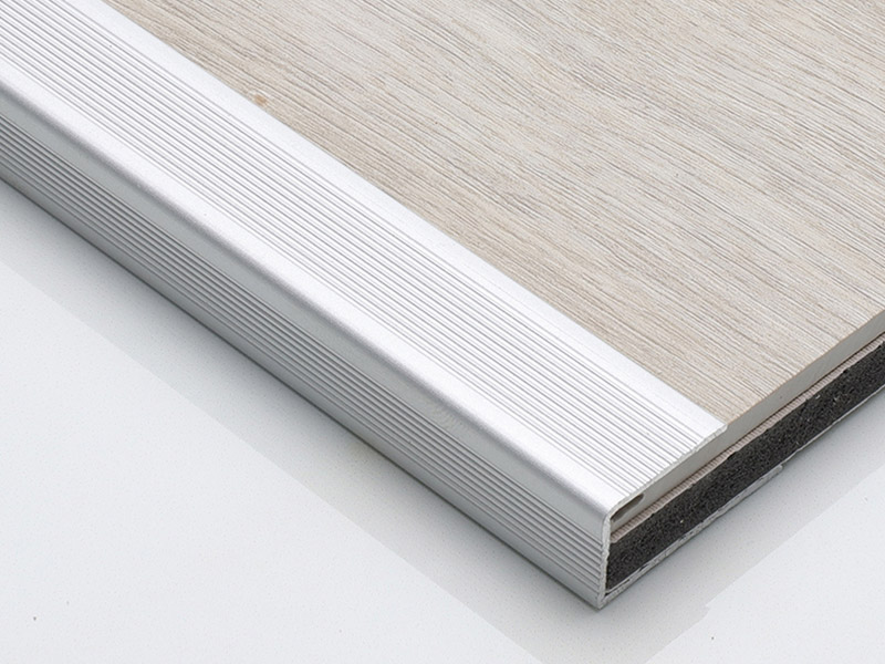 Garniture de bord de plancher en aluminium en forme de C