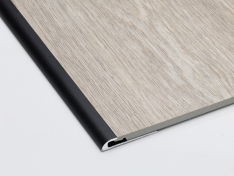 Garniture de bord de plancher en forme de C