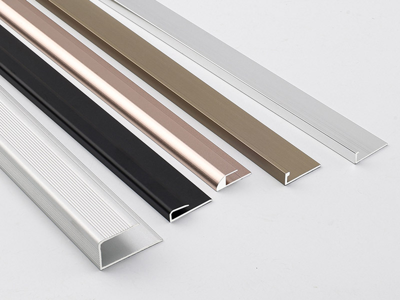 Garniture de bord de plancher carr&eacute;e en aluminium