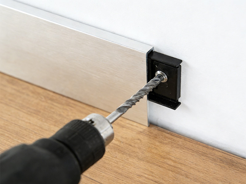 Pose de plinthe alu avec clips ou colle pour lignes droites