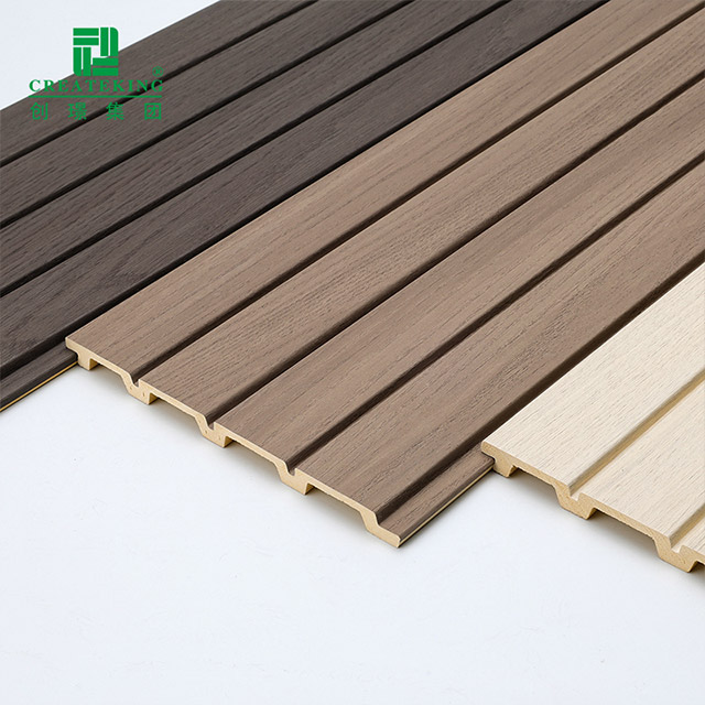 Panneaux muraux cannelés en PVC finition bois 170*11mm