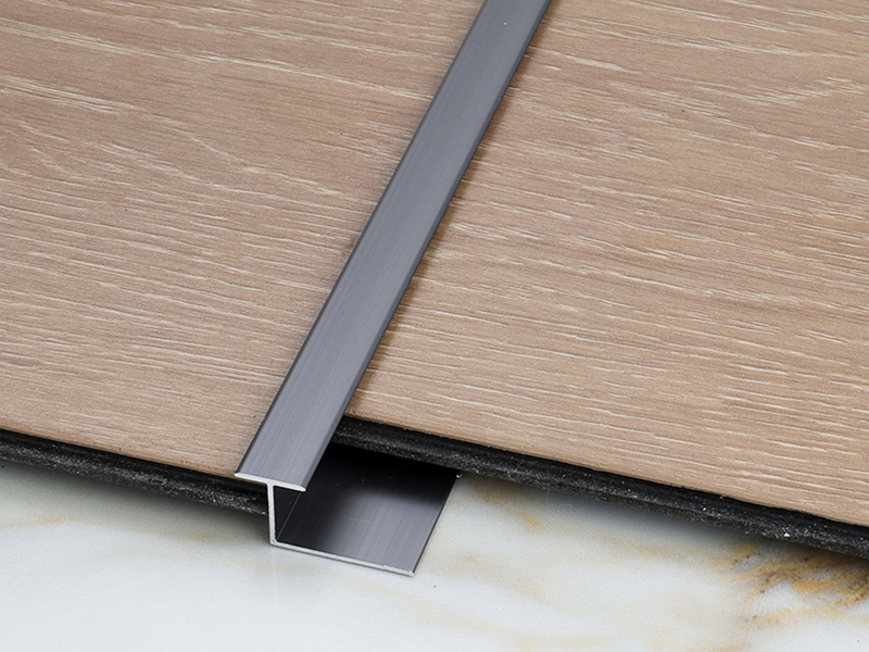 Garniture de bord en forme de T