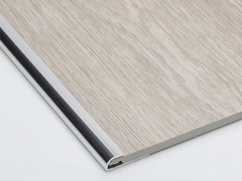 Garniture de bord de plancher en m&eacute;tal en forme de C