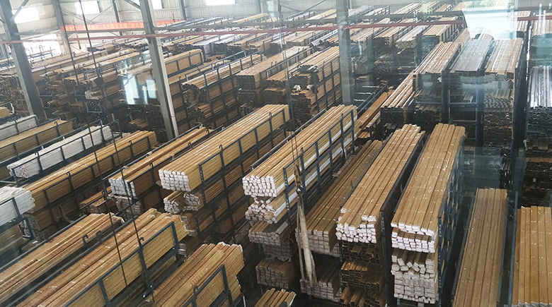 Panneaux muraux, plinthes et accessoires de sol en PVC - fabriqu&eacute;s en Chine