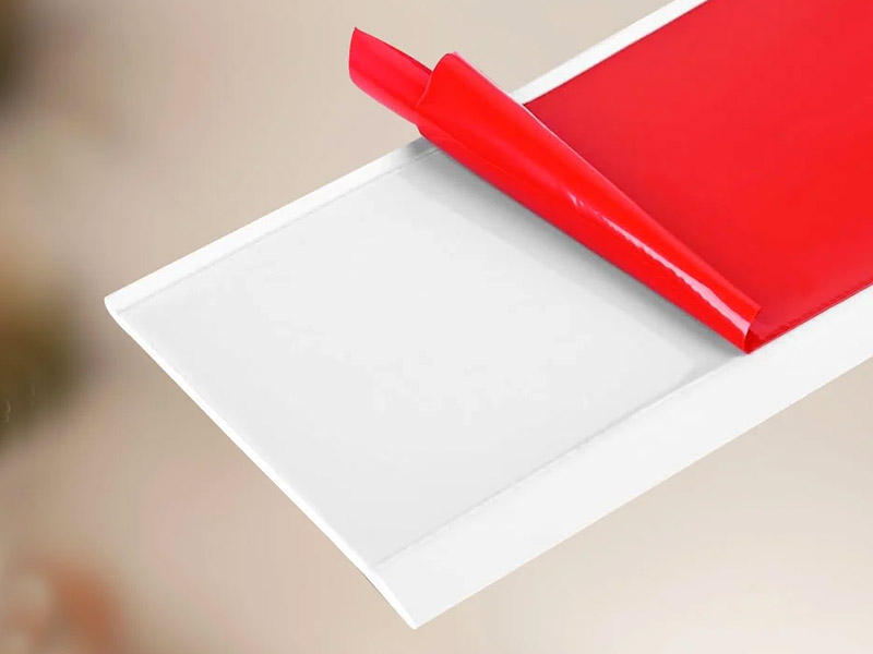 Plinthes avec support autocollant