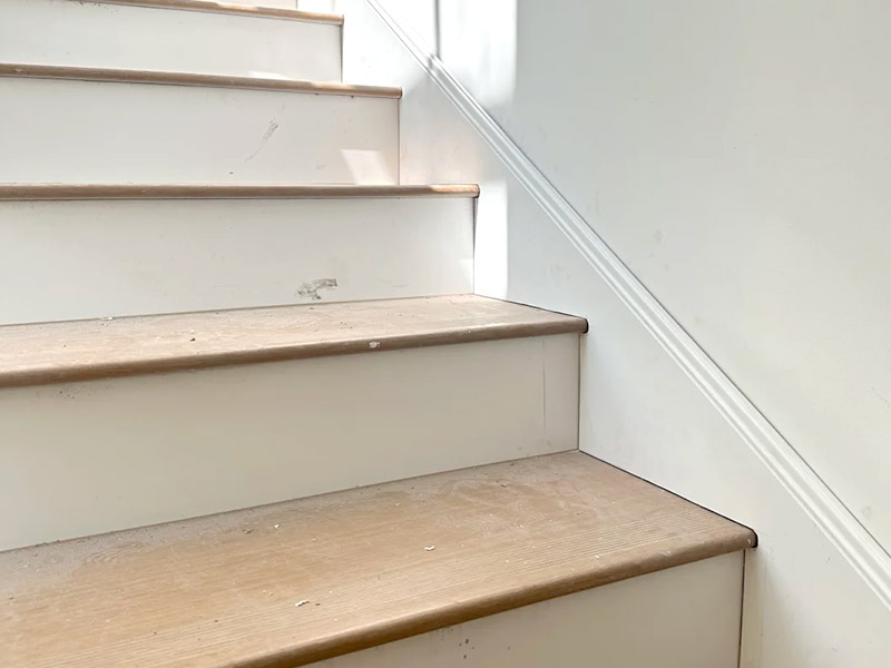 Installation des plinthes d'escalier sans espaces : tracer, couper et clouer soigneusement