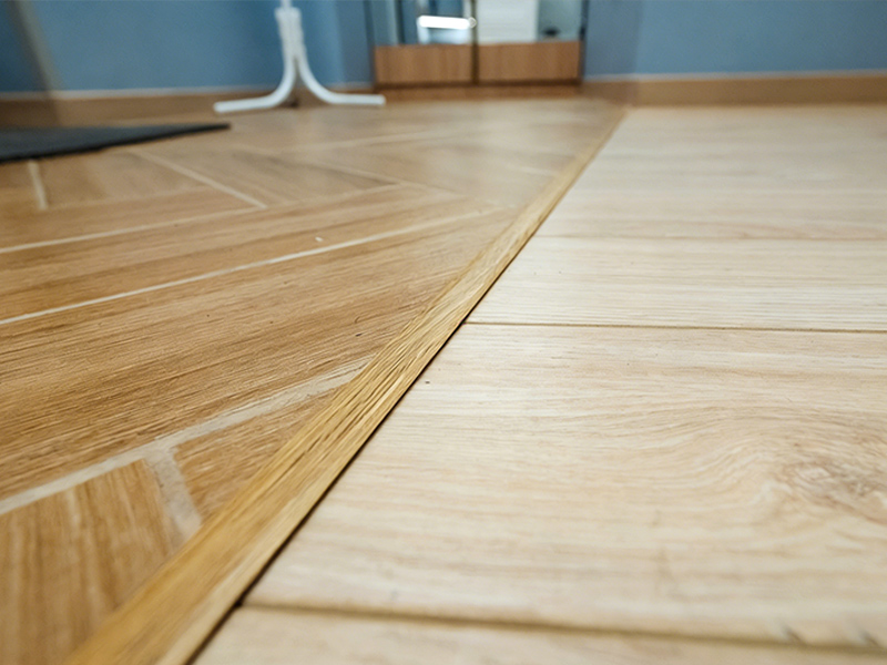 Quand dois-je utiliser des bandes de transition pour le revêtement de sol ?