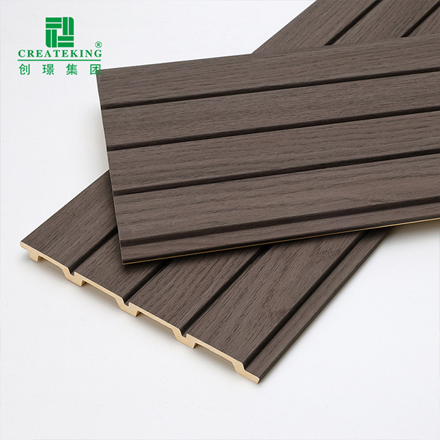 Panneaux muraux cannelés en PVC finition bois 170*11mm