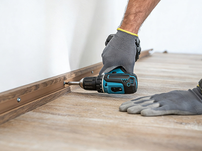 Dois-je clouer les plinthes ?