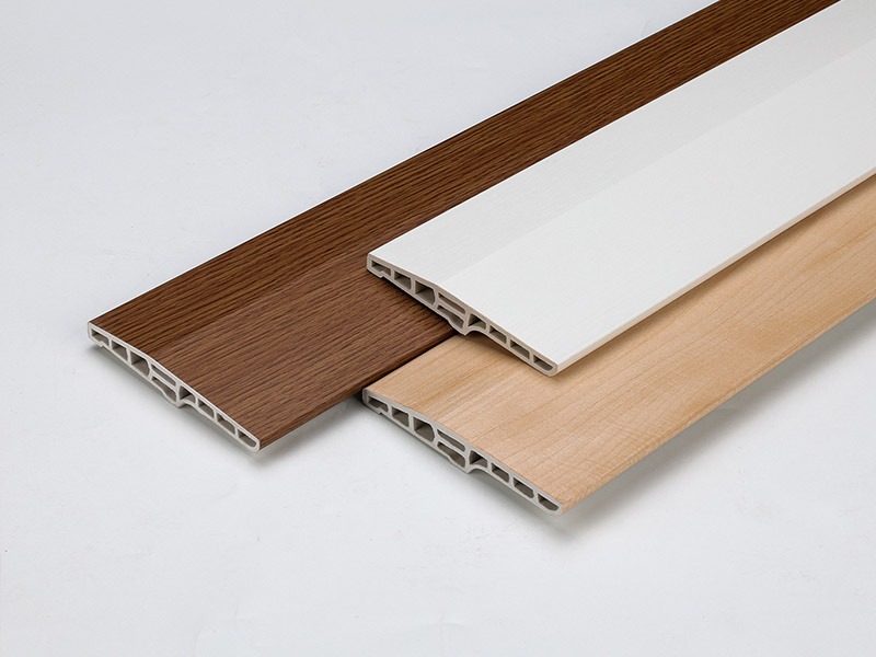 Plinthe creuse chanfrein&eacute;e en PVC 100*15 mm