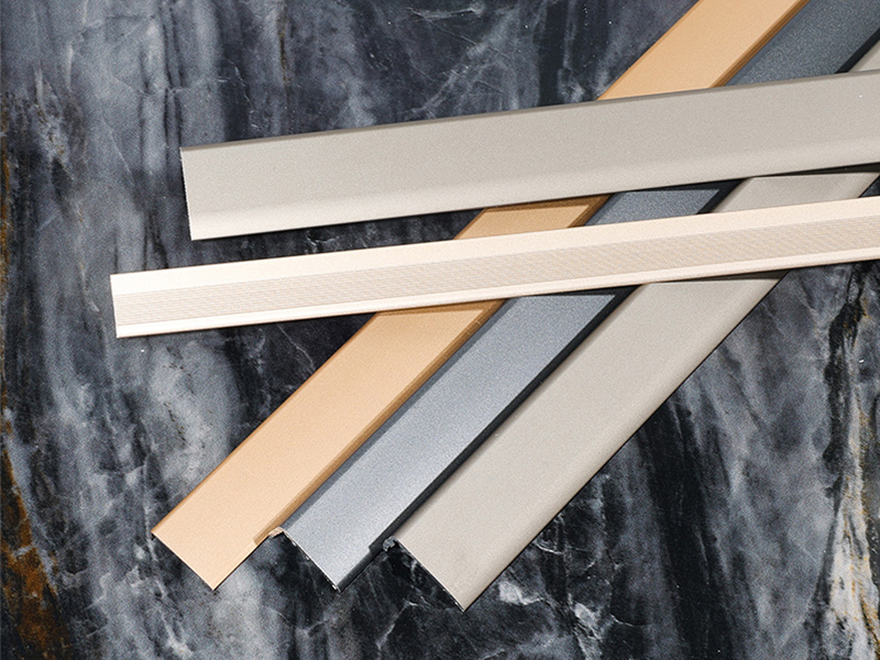 Bande de transition pour plancher en forme de L