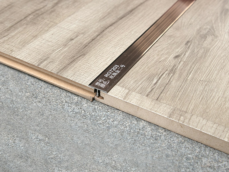 Garniture en aluminium en forme de T