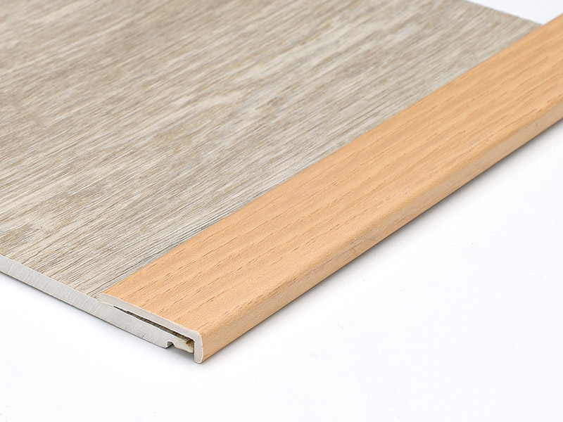 Bande de bord de sol SPC en forme de L de 24 x 4 mm.