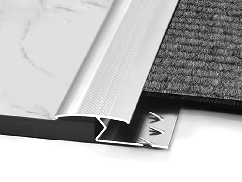 Comment s'appelle la bande entre le tapis et le sol?