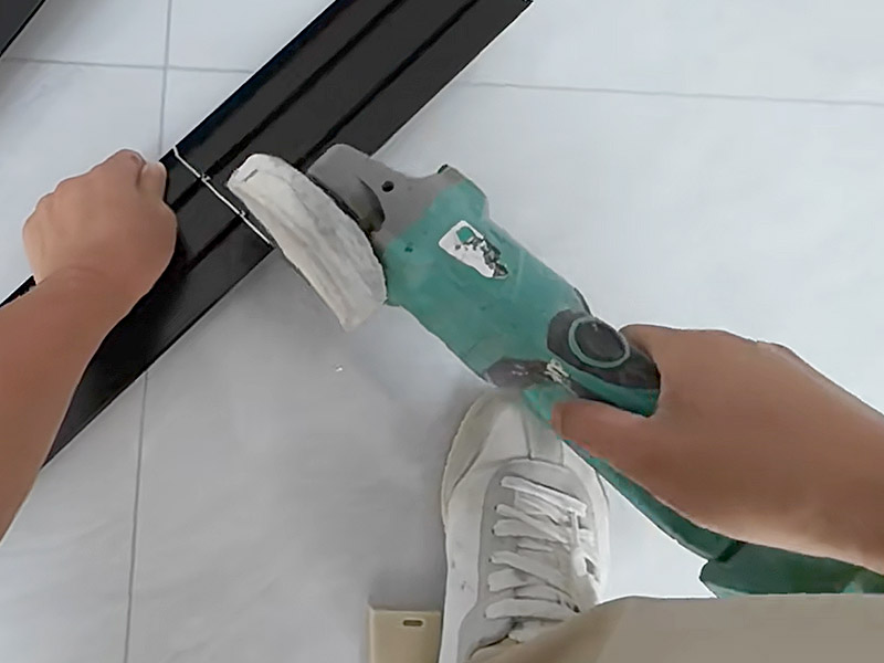 Comment installer les garnitures de carrelage en aluminium ?