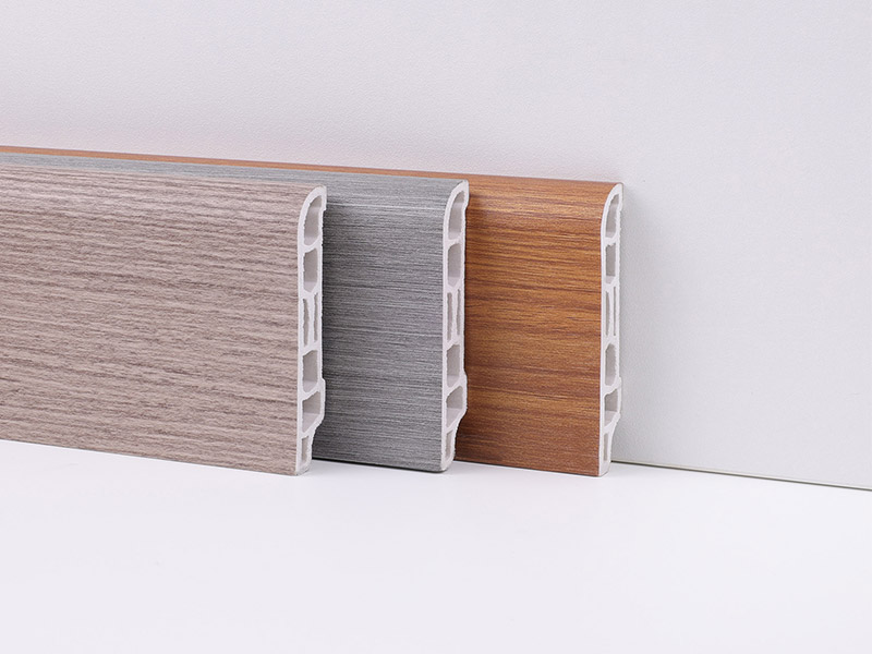 Plinthe en PVC &agrave; grain de bois 60*15 mm