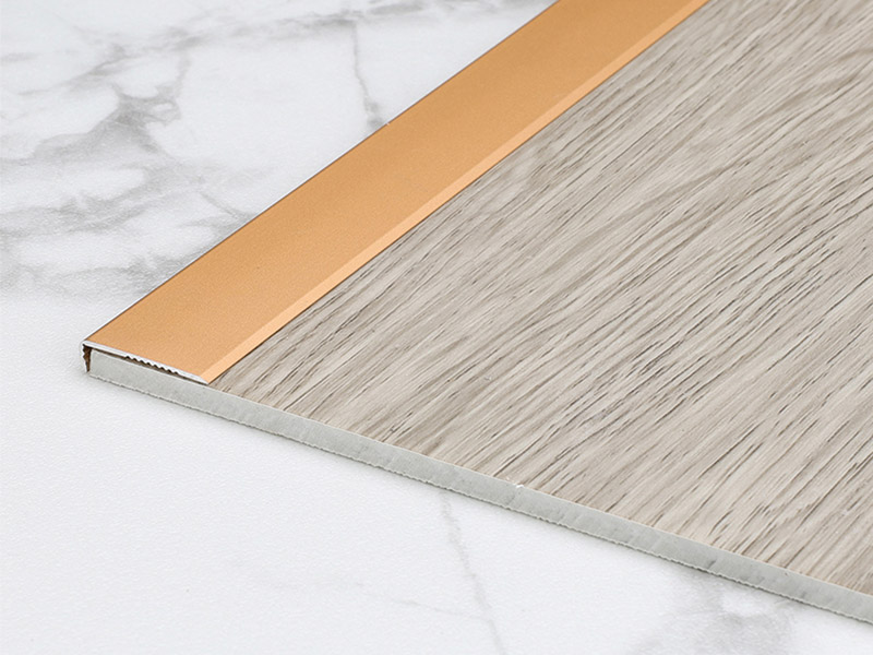 Protection d'angle de plancher en m&eacute;tal en forme de L